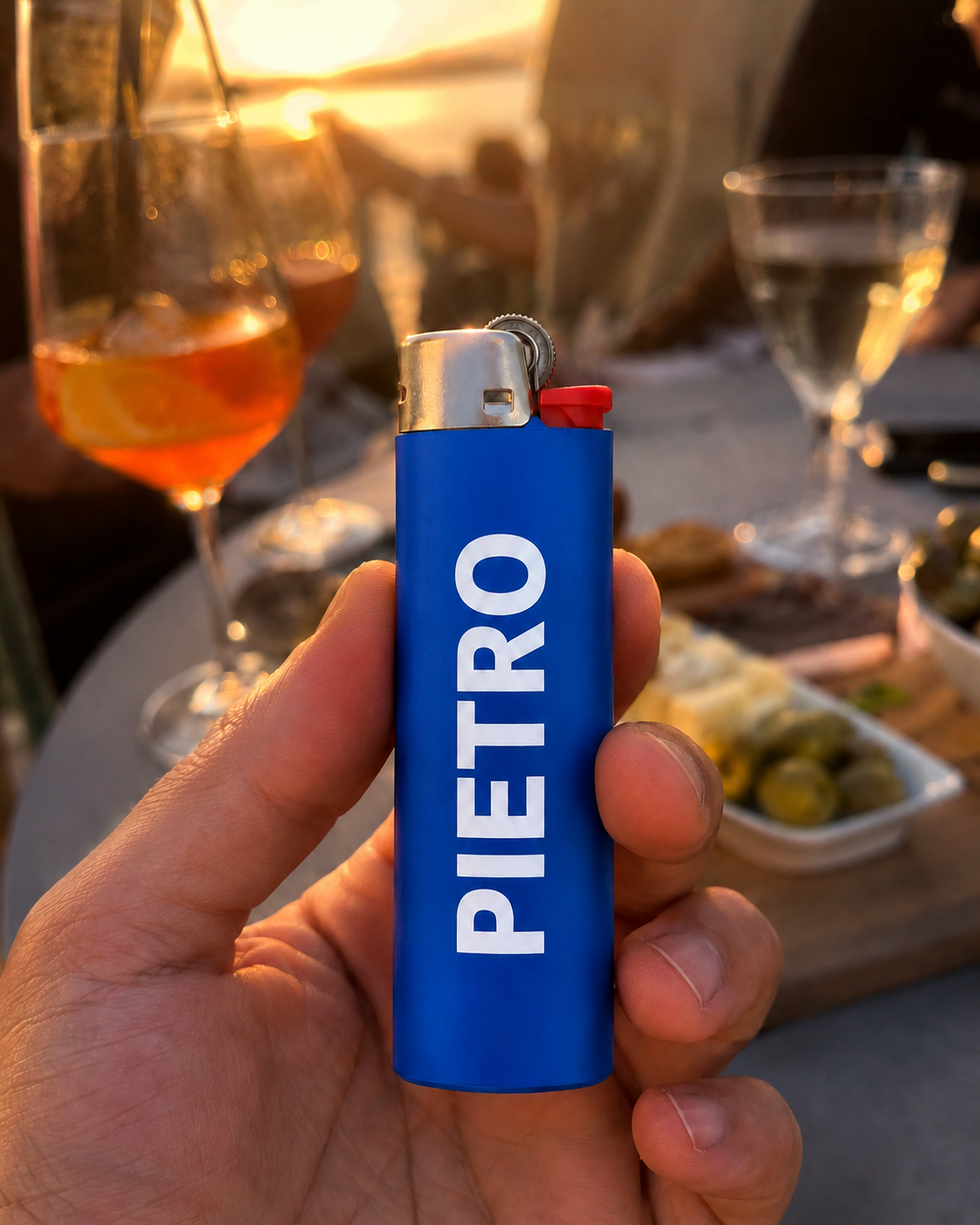 PIETRO blu in mano durante un aperitivo al tramonto