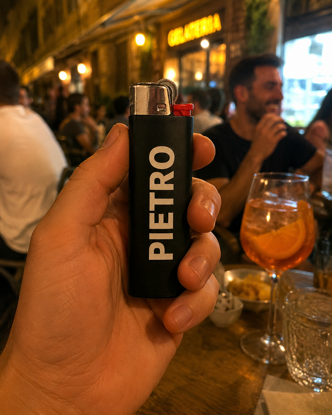 PIETRO nero in un contesto aperitivo con amici