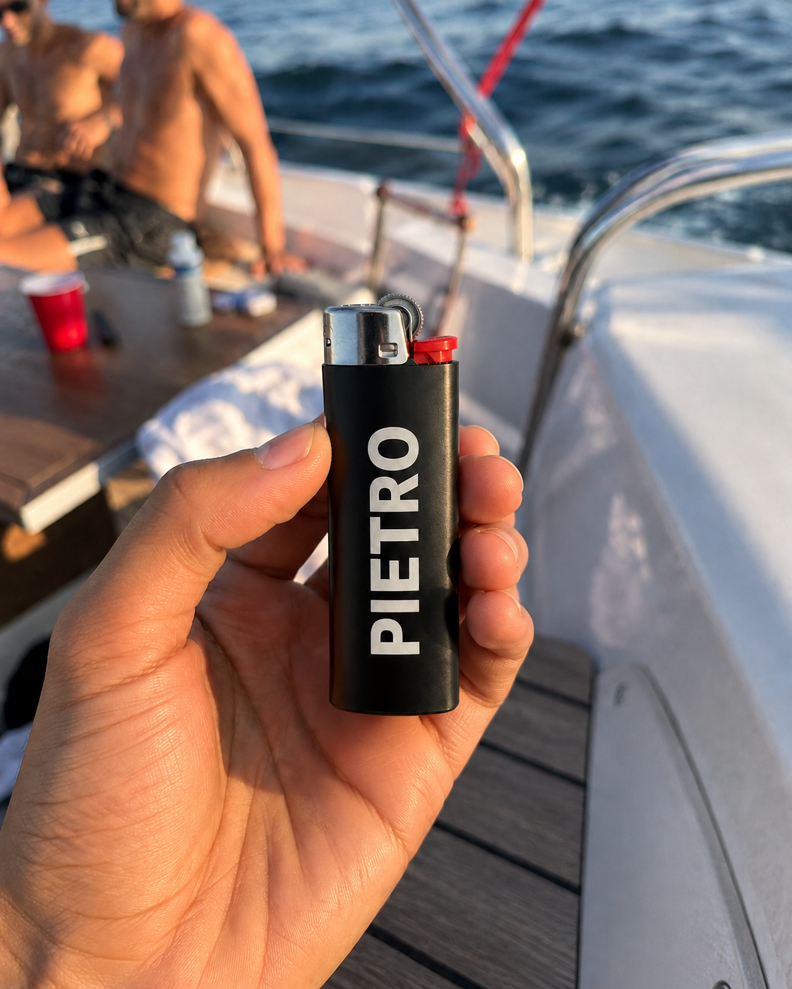 PIETRO nero tenuto in mano in barca